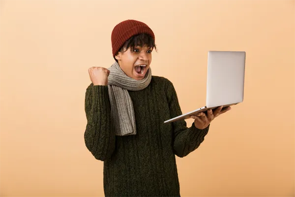 SCHNEIDER IT MANAGEMENT 2022-12-04 Graphics Recruitment Azubi Boy happy laptop