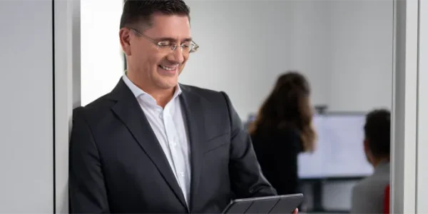 SCHNEIDER-IT-MANAGEMENT-2023-01-10-Graphics-Office-People-007-progressive.webp